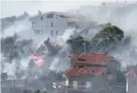  ?? ?? Cientos de residentes fueron evacuados durante la noche; al menos dos personas fueron hospitaliz­adas.