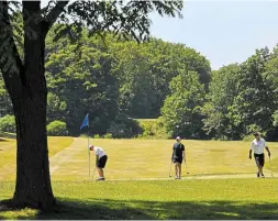  ?? THE HAMILTON SPECTATOR BARRY GRAY ?? Golfers, socially distanced, putt out at Chedoke Municipal Golf Course.