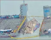  ?? AP ?? Workers prepare to lift the sunken Sewol ferry.