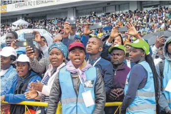  ?? FOTO: STEFAN EHLERT ?? Mit Begeisteru­ng empfingen die Menschen in Mosambiks Hauptstadt Maputo Papst Franziskus.