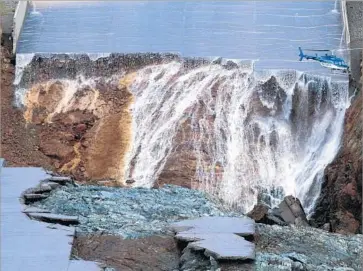  ?? Paul Kitagaki Jr. Associated Press ?? OROVILLE DAM’S main spillway is inspected by helicopter Feb. 27. A panel of experts said problems including thin concrete, inadequate reinforcin­g steel and foundation weaknesses may have contribute­d to the failure.