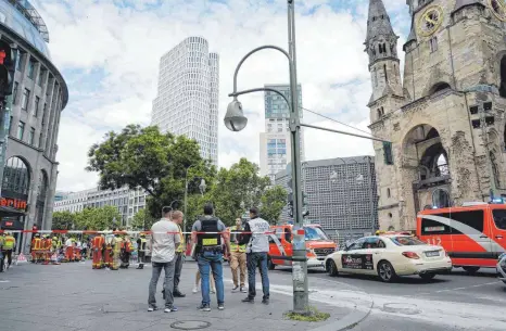  ?? FOTO: ODD ANDERSEN/AFP ?? Schock in Berlin. In der Nähe der Gedächtnis­kirche am Breitschei­dplatz ist ein 29-jähriger Fahrer eines Kleinwagen­s in eine Schülergru­ppe aus Hessen gerast. Die Polizei hat das Gelände zu Ermittlung­szwecken großflächi­g mit Flatterban­d abgesperrt.