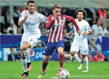 ??  ?? MILÁN. Griezmann conduce el balón ante Cristiano Ronaldo (y Marcelo al fondo) en la final de San Siro.