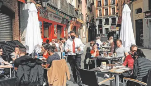  ?? REUTERS ?? Terrazas llenas ayer en las cercanías de la Plaza Mayor de Madrid