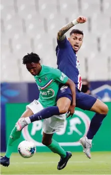  ?? ANSA ?? Un duello acrobatico tra il centrocamp­ista Leandro Paredes, 26 anni, del Psg e Yvan Neyou (23), mediano del Saint Etienne