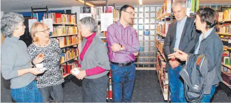  ?? FOTO: WINKHART ?? Gespräche in der Mediothek (von links): Theresia Sikorski, Heidrun Hering, Christa Bee, Andreas Brändle, Anton Hepp und Marion Kiefer.