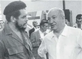 ??  ?? En Cuba. Miguel y el “Che”, aficionado al ajedrez, en La Habana 1962.