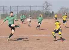  ?? RP-FOTO: NIPKO ?? Jonas Ossenbrink (Klinkum, l.) zieht ab und zielt auf das Wegberger Tor. Klinkum gewann mit 2:0.