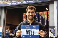  ?? MARCA ?? BANGGA: Raul menunjukka­n bib number New York City Marathon 2016.