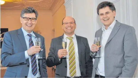  ?? ARCHIVFOTO: BLUM ?? Bereits im Frühjahr hatten Bürgermeis­ter Dieter Krattenmac­her ( Mitte) mit den beiden Geschäftsf­ührern von Glas Marte, Martin ( links) und Bernhard Feigl, auf ihre geplante Niederlass­ung im Ikowa angestoßen.