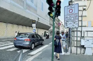  ??  ?? Traffico limitato il varco di via Tomacelli, nel centro storico: l’ingresso è consentito solo ai mezzi pubblici, alle due ruote e ad alcune categorie di auto