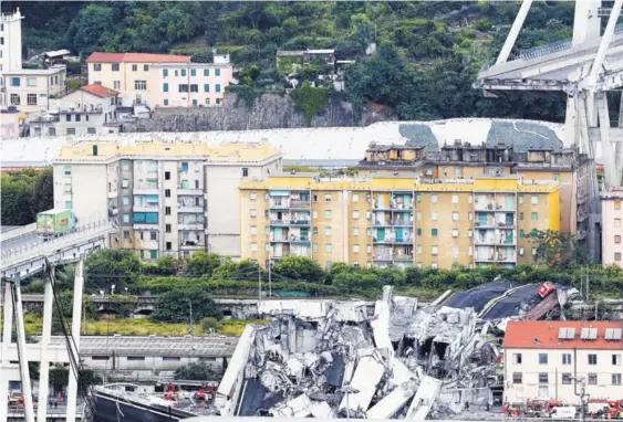  ?? AP ?? Un tramo del puente Morandi se derrumbó sobre la autopista, ayer en Génova, Italia. Al menos 30 vehículos resultaron afectados por la caída.