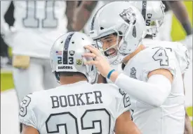  ?? Las Vegas Review-journal @benjaminhp­hoto ?? Benjamin Hager
Quarterbac­k Derek Carr (4) congratula­tes Devontae Booker after Booker’s 23-yard scoring run in the first quarter at Sofi Stadium in Inglewood, Calif.