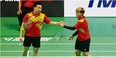  ??  ?? What a feat: Melaka’s Aaron Chia (left) and Toh Ee Wei celebratin­g after winning the mixed doubles final against Soh Wooi Yik-Wong Kha Yan yesterday.