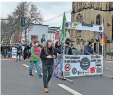  ?? FOTO: KATHRIN GÄRTNER ?? Bei einer Demo von Fridays For Future und Verdi waren rund 50 Protestier­ende als „Bus“aus Menschen unterwegs. Der „Bus“bestand aus einem Gestell auf Rollen sowie aus Bannern und einer elektronis­chen Anzeige.