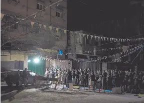  ?? ?? l Fieles musulmanes realizan la ‘tarawih’, una oración más larga de lo habitual ofrecida durante el mes sagrado musulmán del Ramadán, en Rafah, en la Franja de Gaza.