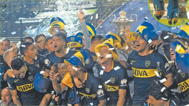  ?? FOTOBAIRES ?? LA PLATA Y EL ORO. El miércoles, el equipo celebró el título en el Bosque platense, luego del empate con Gimnasia. Después, viajó a la Bombonera para festejar con sus hinchas.