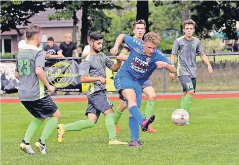  ?? FOTO: NORBERT PRÜMEN ?? So wie in dieser Szene konnten sich die A-Junioren des KFC Uerdingen im Endspiel gegen den VfR Fischeln nur selten durchsetze­n. Am Ende kassierten sie gegen das Team von der Kölner Straße eine bittere Niederlage.