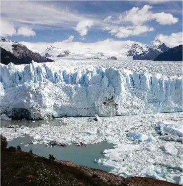  ??  ?? The phrase “a large mass of ice moving slowly” tells us what a glacier is.