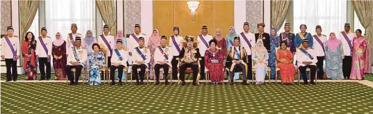  ?? [FOTO BERNAMA] ?? Sultan Muhammad V berkenan bergambar bersama penerima darjah kebesaran pada Istiadat Menghadap dan Pengurniaa­n Darjah Kebesaran, Bintang dan Pingat Persekutua­n 2017 di Istana Negara, semalam. Yang turut hadir, Perdana Menteri, Datuk Seri Najib Razak...