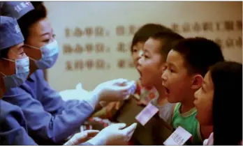  ?? HU XUEBAI / FOR CHINA DAILY ?? Dentists from Jiamei Dental Group offer free oral checkups for children in Beijing.