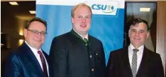  ?? Foto: Mayr Roßkopf ?? Bürgermeis­ter Günther Pfefferer gibt seinen CSU Vorsitz an Konrad Müller (Mitte) ab. Kreisvorsi­tzender Ulrich Lange (links) gratuliert­e.