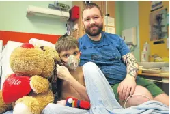  ?? Picture: Kris Miller. ?? Kenzy Oliver, who has just had a liver transplant, with his dad Nicky at Ninewells Hospital. The Scottish Government is looking at how to increase organ donation.