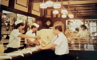  ??  ?? Interno Il bar Mocambo in uno scatto del 1987 (nella foto a destra Alessio Ciaffi)