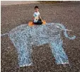  ??  ?? Julian, 8, aus Stadtberge­n hatte einen blauen Elefanten im Hof, auf dem er so gar reiten konnte.