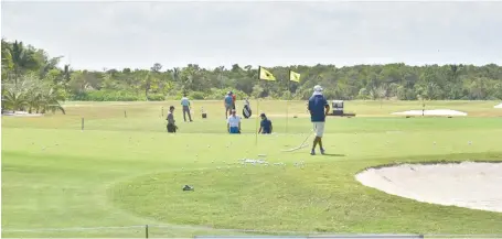  ?? NEHEMÍAS ALVINO ?? Jugadores que tomarán parte del torneo realizan prácticas en el campo de Corales para el evento que se inicia hoy.