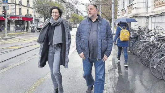  ?? Twitter ?? Marta Rovira, secretaria general de ERC, y Oriol Junqueras, presidente de los republican­os, pasean por Ginebra (Suiza).