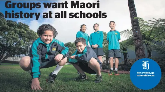  ?? Picture / Greg Bowker ?? Manu Repia, Kisharn Dunn, Brooklyne Friend, Tai Churchill and Ricco Graham of Flanshaw Rd School built the pou at right.