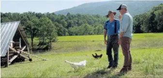  ??  ?? Marc Séguin (à droite) sur le plateau de tournage du documentai­re avec l’agronome américain Joel Salatin.