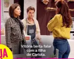  ??  ?? Vitória tenta falar com a filha de Carlota.