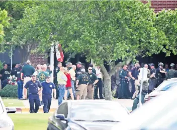  ??  ?? Oficiales respondier­on al tiroteo de ayer en la secundaria de Santa Fe, en Texas. La policía pidió a la comunidad estar atenta ante los paquetes sospechoso­s localizado­s en y los alrededore­s de la escuela.