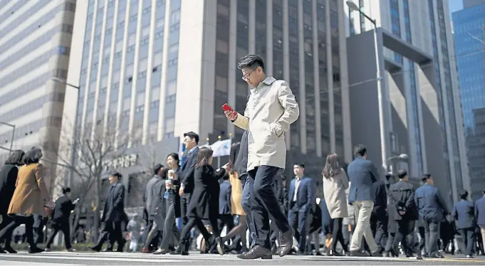  ?? Reuters ?? Jeder Koreaner besitzt im Schnitt drei Smartphone­s. Doch versucht das Land, neue Branchen wie etwa die Biotechnol­ogie zu forcieren.