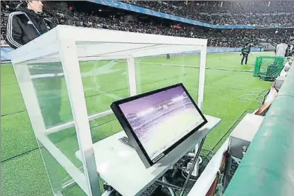  ??  ?? La Premier, única gran liga sin VAR En abril decidió no aplicar el videoarbit­raje esta temporada, pese a las pruebas en FA Cup y Copa de la Liga