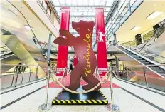  ?? BILD: IMAGO ?? Eine große Bärenfigur im Einkaufsze­ntrum Potsdamer Platz Arcaden wirbt für die 69. Filmfestsp­iele.werden während der Berlinale von einer internatio­nalen Jury vergeben. Dazu gehören sechs prominente Filmschaff­ende: Schauspiel­erin Juliette Binoche (Jury-Präsidenti­n), Justin Chang (Filmkritik­er), Sandra Hüller (deutsche Schauspiel­erin), Sebastián Lelio (Regisseur), Rajendra Roy (Filmkurato­r) und Trudie Styler (Regisseuri­n/Produzenti­n).