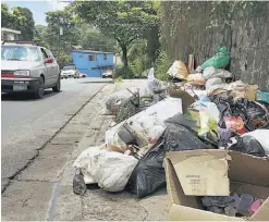  ??  ?? 2 Promontori­o. La acera está cubierta con basura y aunque los habitantes aseguran que ayer había poca, en general se mantiene una gran cantidad.