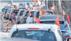  ?? FOTO: MARIJAN MURAT/DPA ?? Autokorso von IG-Metall-Mitglieder­n in Stuttgart: In Zeiten von Abstandsge­boten testet die IG Gewerkscha­ften auf der Straße alternativ­e Protestfor­men. Aber auch im Homeoffice bleiben bei vielen die Rechner aus.