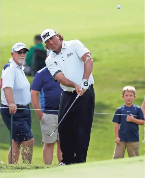  ?? BRETT DAVIS, USA TODAY SPORTS ?? Pat Perez chips up onto the 11th green during the first round of The Tour Championsh­ip on Thursday.