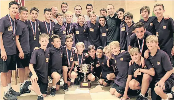  ?? FOTO: FC BARCELONA ?? Andrés Iniesta compartió unos minutos con los jugadores y técnicos del Infantil B del Barça, a quienes felicitó por haber ganado el Junior Soccer World Challenge en Osaka