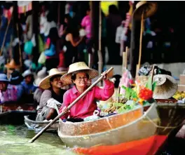  ??  ?? Floating markets in Bangkok: Enjoy the atmosphere and get to see Thai life close up as it unfolds before your eyes