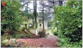  ?? (Photo Patrice Lapoirie) ?? La villa Nabila qui fut l’une des plus belles maisons du domaine des Oliviers à Mougins est désormais dans un piteux état.