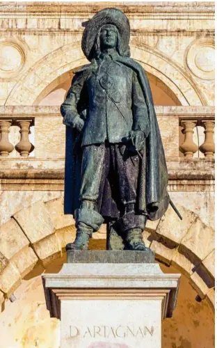  ??  ?? À Auch, statue d’Artagnan.