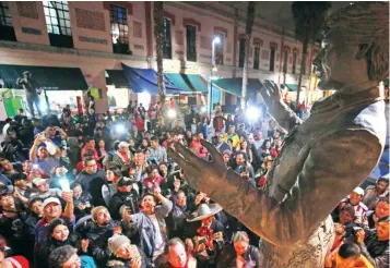  ??  ?? La noche del domingo decenas de personas se reunieron en Garibaldi, en torno a la estatua de Juan Gabriel que se encuentra en la plaza, para rendirle un homenaje al fallecido cantautor.