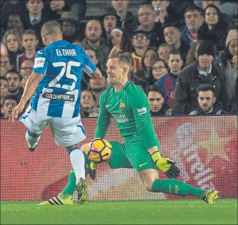  ?? FOTO: PERE PUNTÍ ?? Marc-André ter Stegen evitó un gol en este chut de El Zhar y varios más del Leganés