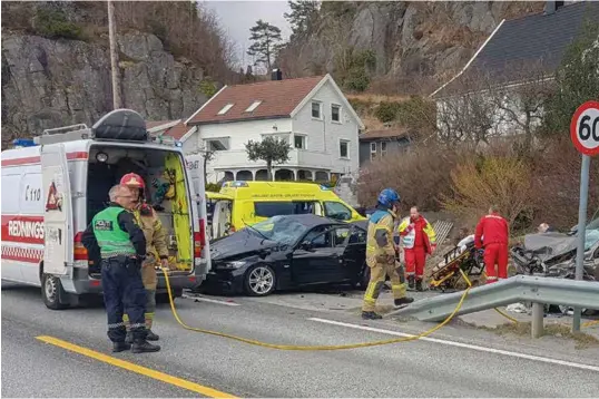  ?? FOTO: SVEIN FRYDNES/LINDESNES AVIS/NTB SCANPIX ?? Ulykken skjedde ved halv to-tiden søndag 15. april i år. Kvinnen som satt i bilen til høyre i bildet omkom.