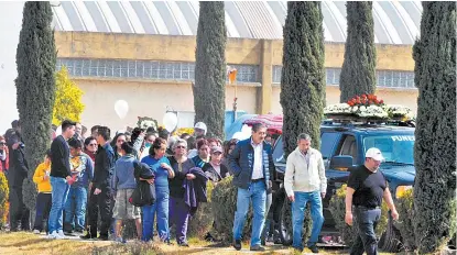  ??  ?? El cortejo fúnebre llegó hasta el jardín Mausoleos de San Cristóbal.