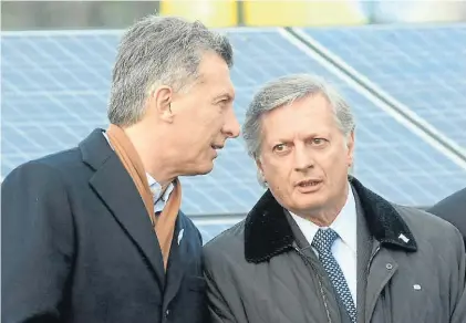  ??  ?? Apoyo a pesar de las críticas El ministro Juan José Aranguren fue cuestionad­o varias veces por las tarifas y también por sus acciones en Shell. Sin embargo, Mauricio Macri lo sostuvo a pesar de alguna voz en contra dentro de la propia tropa.